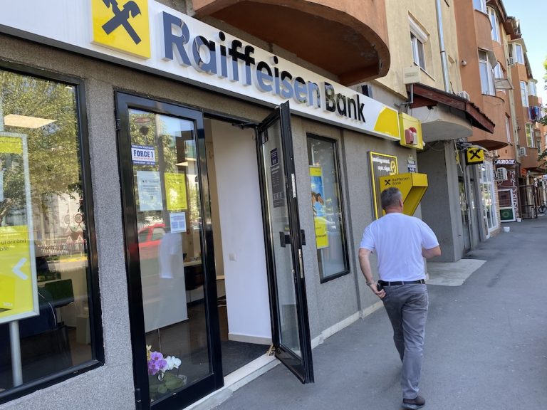 Cum pot plăti rata la Raiffeisen dacă am poprire pe cont?