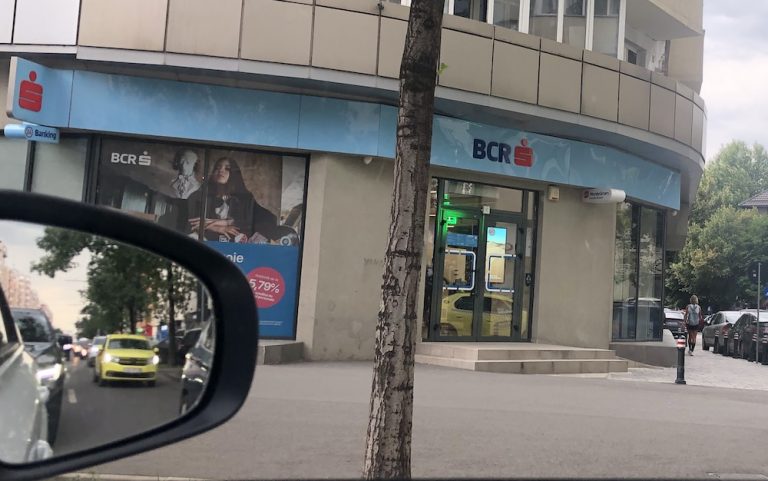 Pot să retrag euro la bancomatele BCR?